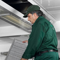 Montage der gereinigten Aerosolabscheider und Fettfangfilter in der Küchenlüftungsdecke (Wimböck-Decke)